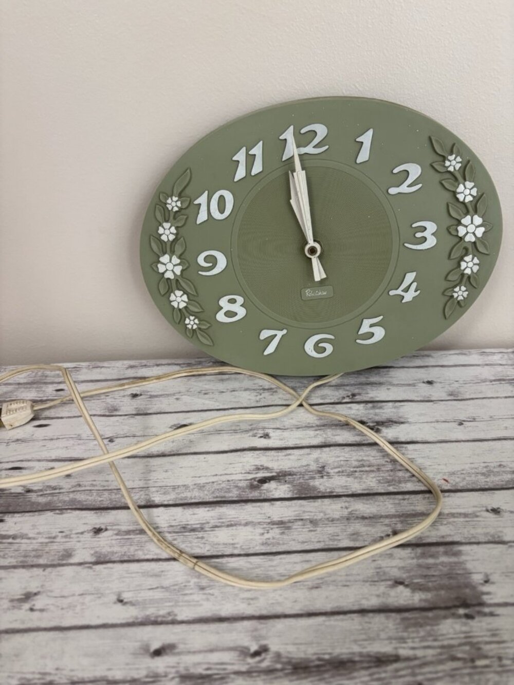 Vintage Robert Shaw Green Plastic Oval Mid Century Electric Wall Clock 1970's - Picture 2 of 14